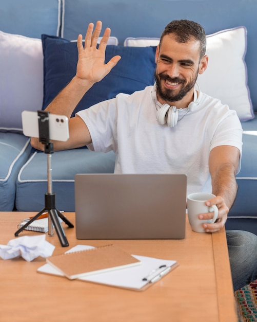 Kostenloses Foto mittlerer schuss smiley-mann arbeiten