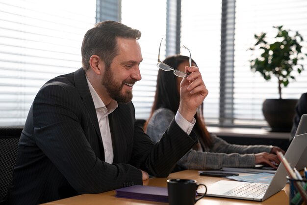 Mittlerer Schuss Smiley-Mann bei der Arbeit