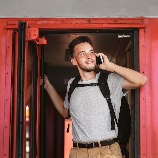 Mittlerer Schuss Smiley-Mann, der am Telefon spricht