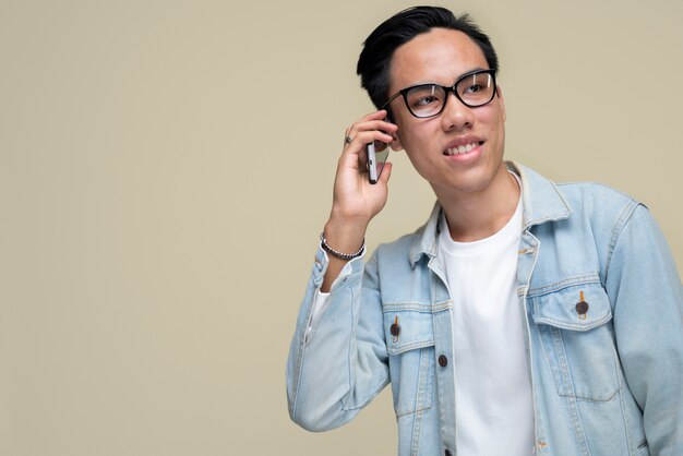 Mittlerer Schuss Smiley-Mann, der am Telefon spricht