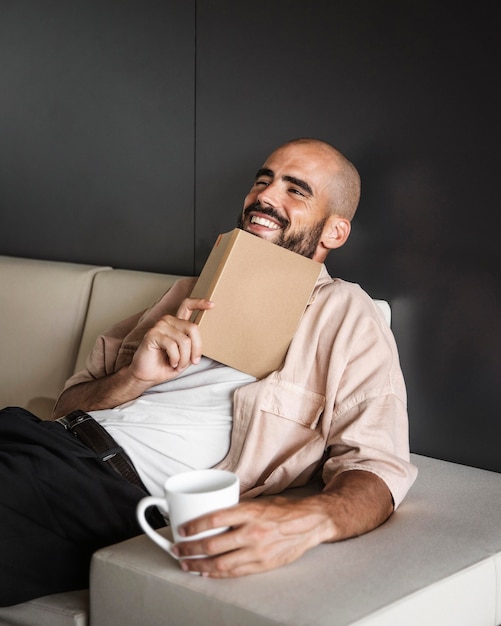 Mittlerer Schuss Smiley-Mann, der Buch hält