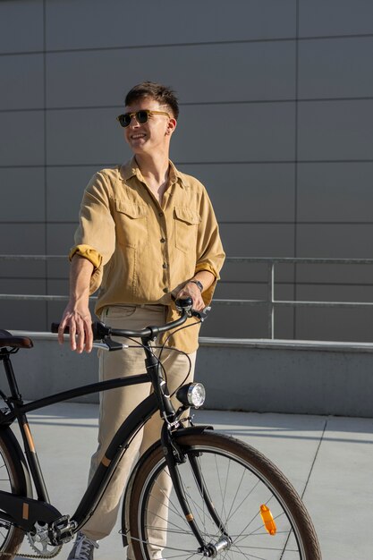 Mittlerer Schuss Smiley-Mann, der Fahrrad hält