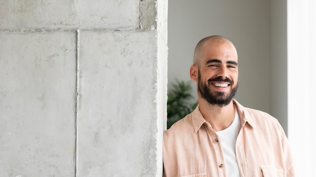 Mittlerer Schuss Smiley-Mann, der nahe Wand aufwirft