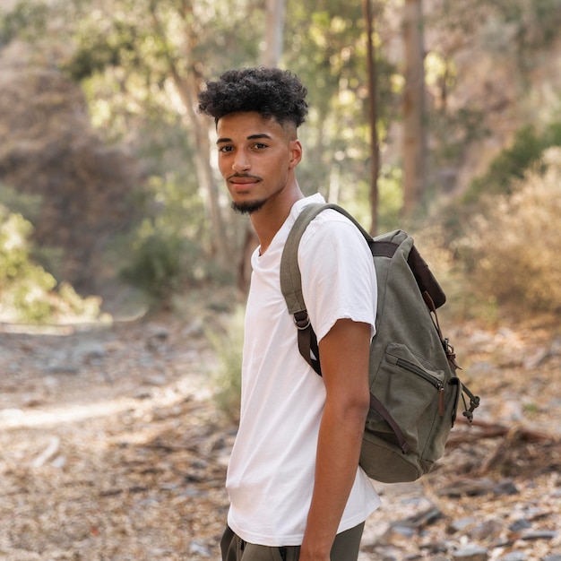 Mittlerer Schuss Smiley-Mann, der Rucksack trägt