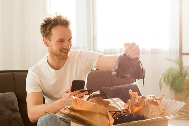 Mittlerer Schuss Smiley-Mann, der Schuh hält