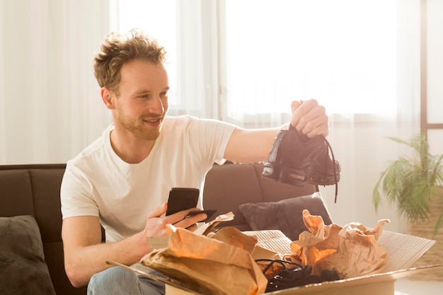 Mittlerer Schuss Smiley-Mann, der Schuh hält