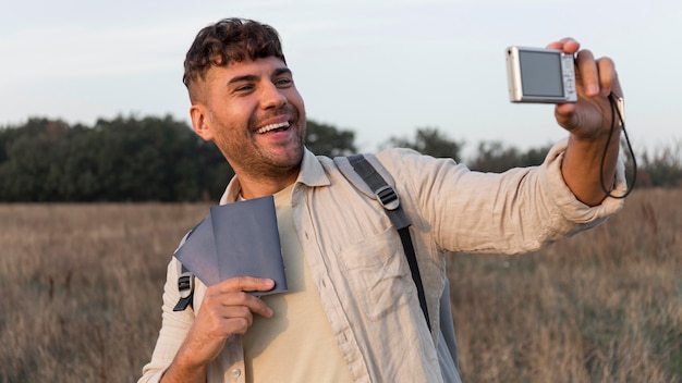 Mittlerer Schuss Smiley-Mann, der Selfie nimmt