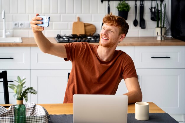 Mittlerer Schuss Smiley-Mann, der Selfie nimmt