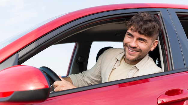 Mittlerer Schuss Smiley-Mann im Auto