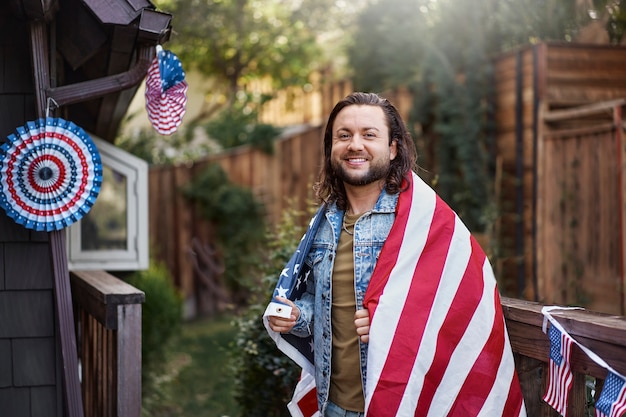 Mittlerer Schuss Smiley-Mann mit amerikanischer Flagge