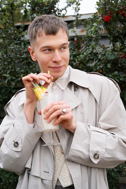 Mittlerer Schuss Smiley-Mann mit Cocktail