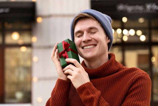 Mittlerer Schuss Smiley-Mann mit Geschenk