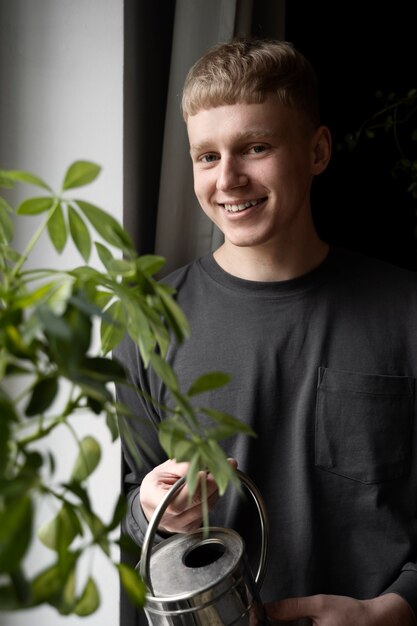 Mittlerer Schuss Smiley-Mann mit Gießkanne