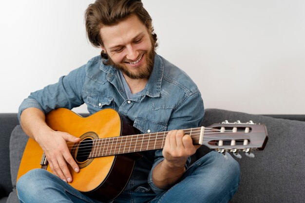 Mittlerer Schuss Smiley-Mann mit Gitarre
