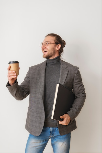 Mittlerer Schuss Smiley-Mann mit Kaffeetasse