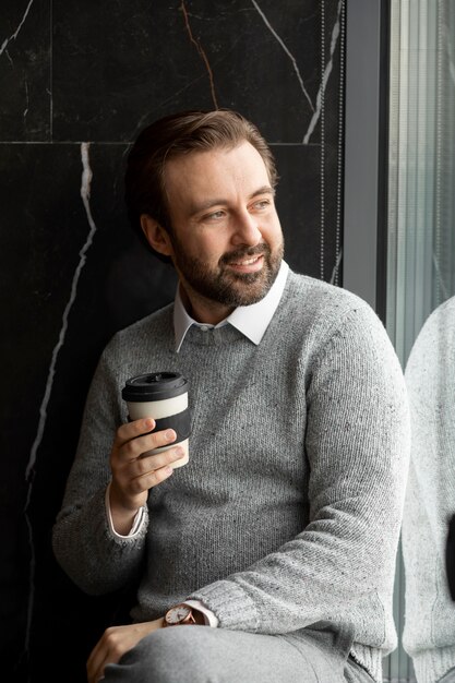 Mittlerer Schuss Smiley-Mann mit Kaffeetasse