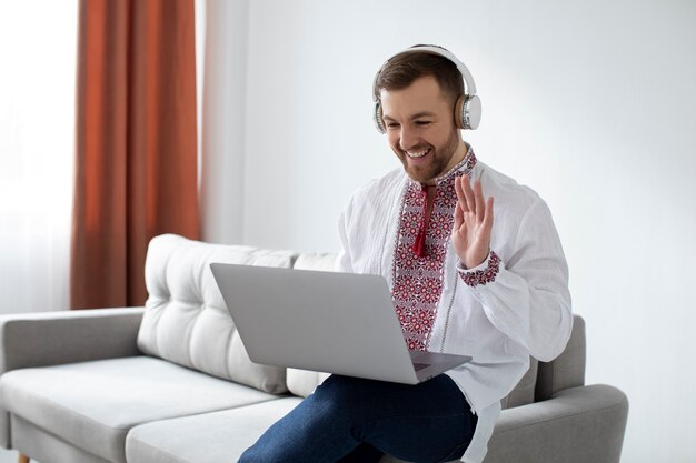 Mittlerer Schuss Smiley-Mann mit Laptop