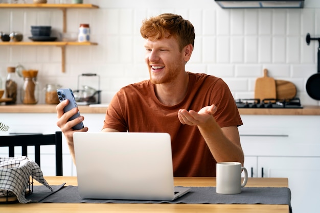 Mittlerer Schuss Smiley-Mann mit Laptop