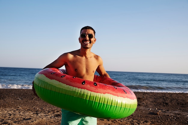 Kostenloses Foto mittlerer schuss smiley-mann mit rettungsleine