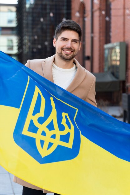 Mittlerer Schuss Smiley-Mann mit ukrainischer Flagge