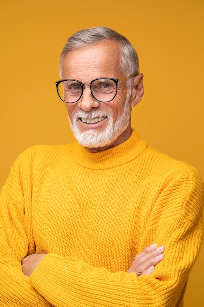 Kostenloses Foto mittlerer schuss smiley-mann posiert