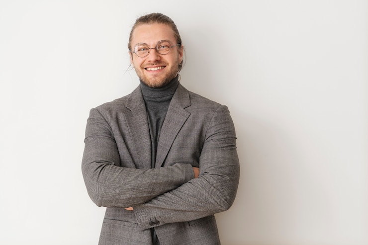 Kostenlose Foto mittlerer schuss smiley-mann posiert