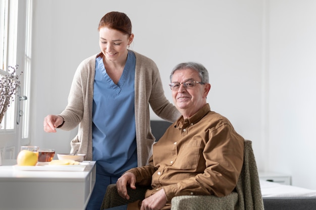 Mittlerer Schuss Smiley Mann und Frau