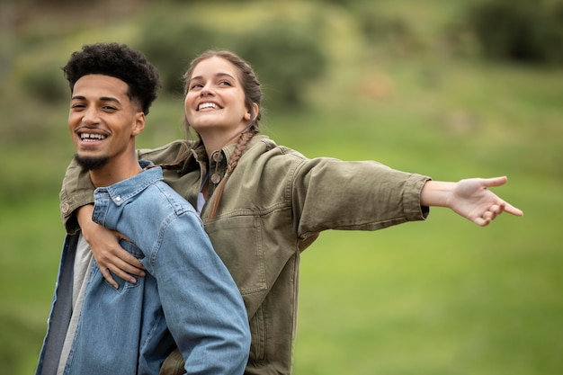 Kostenloses Foto mittlerer schuss smiley-paar im freien