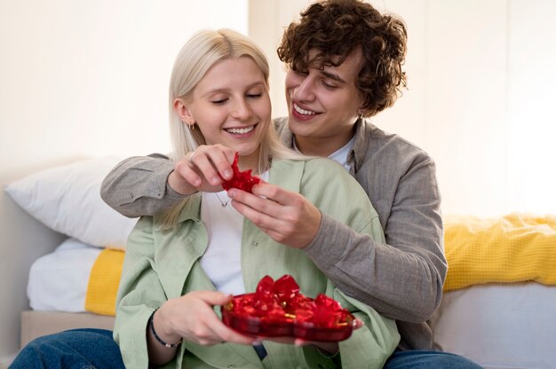 Mittlerer Schuss Smiley-Partner mit Süßigkeiten