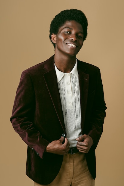 Kostenloses Foto mittlerer schuss smiley schwarzer mann posiert im studio