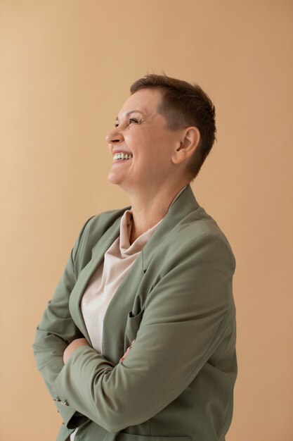 Mittlerer Schuss Smiley Senior Frau posiert