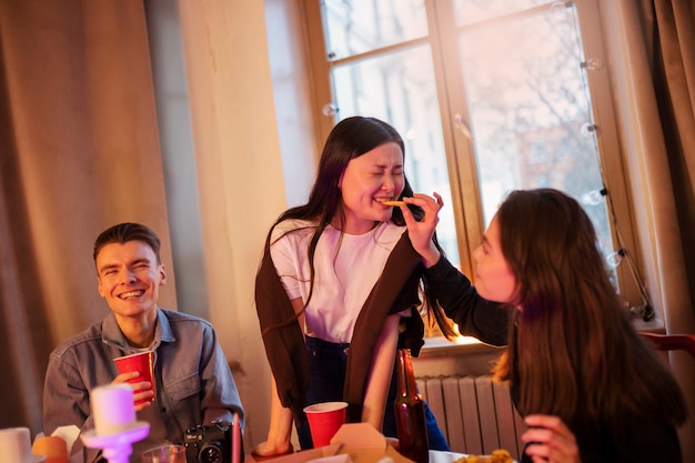 Mittlerer schuss smiley teens feiern