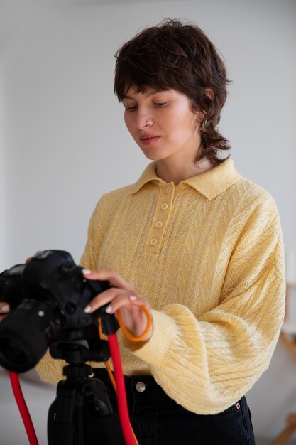 Mittlerer Schuss spezialisierter Fotograf, der Fotos macht