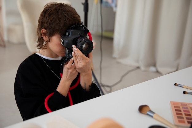 Mittlerer Schuss spezialisierter Fotograf, der Fotos macht