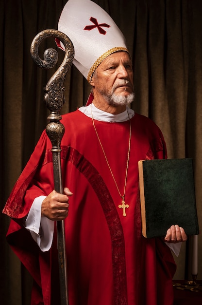 Mittlerer schuss st nikolaus, der buch und stock hält