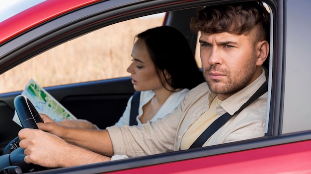 Mittlerer Schuss Stirnrunzeln Mann fahren