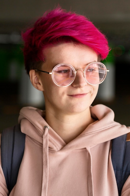 Kostenloses Foto mittlerer schuss teen mit kühlen rosa haaren