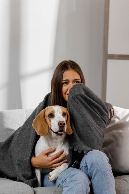 Mittlerer Schuss Teen und Hund mit Decke