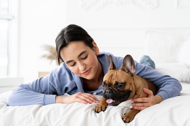 Mittlerer Schuss Teenager und Hund im Bett