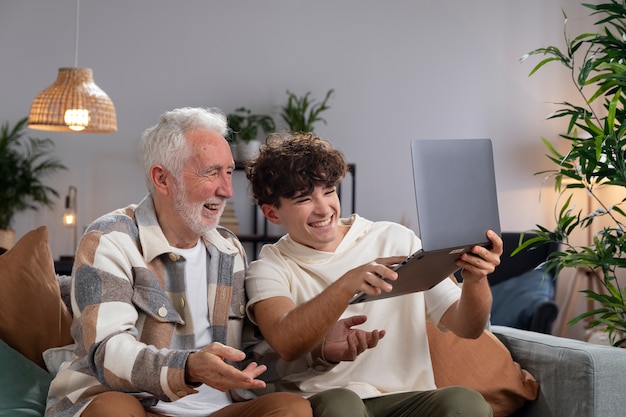 Mittlerer Schuss Teenager und Mann mit Laptop