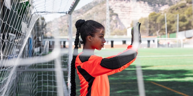 Mittlerer schuss torhüter in der nähe von fußballtor