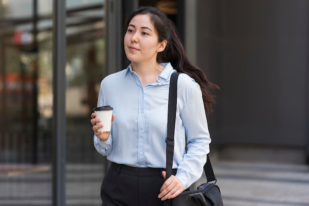 Mittlerer Schuss Unternehmer, der Kaffee hält