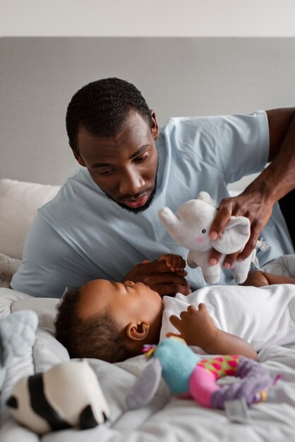 Mittlerer Schuss Vater spielt mit Baby