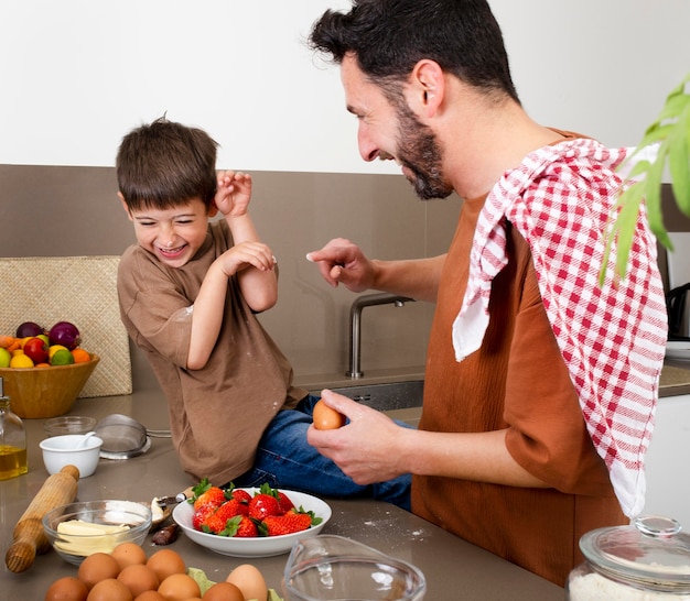 Mittlerer Schuss Vater und Junge kochen zusammen