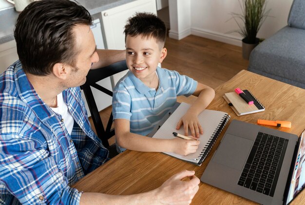 Mittlerer Schuss Vater und Junge mit Laptop