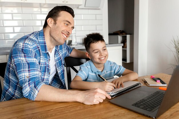 Mittlerer Schuss Vater und Junge mit Laptop