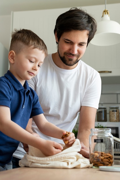 Mittlerer Schuss Vater und Kind drinnen