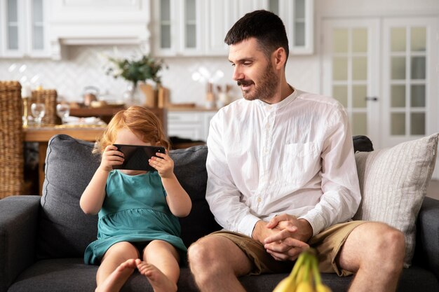 Mittlerer Schuss Vater und Kind mit Gerät