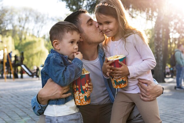 Mittlerer Schuss Vater und Kinder im Park