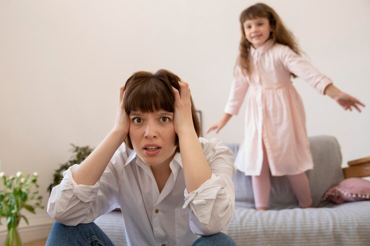 Kostenlose Foto mittlerer schuss verärgerte mutter